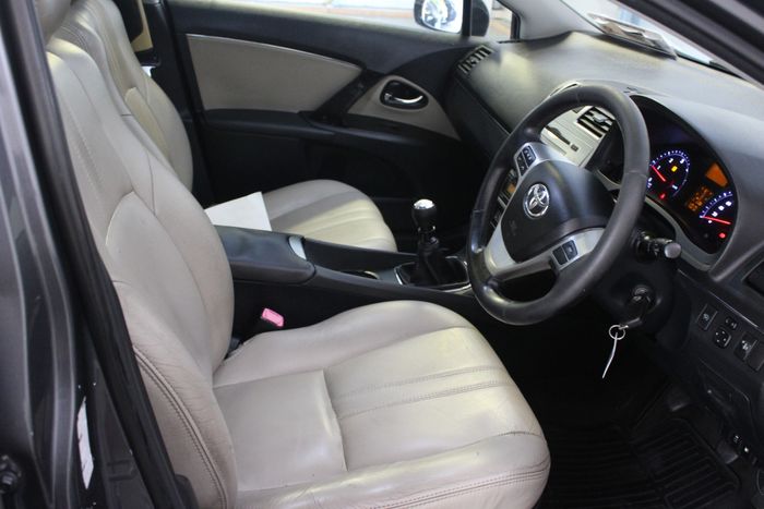 Toyota Avensis 2012