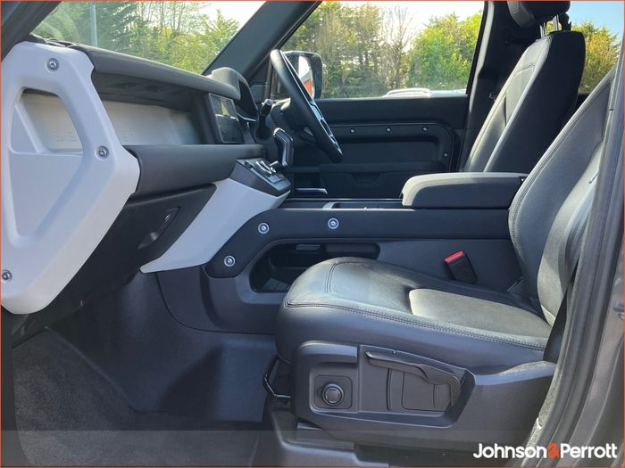 Land Rover Defender 2023
