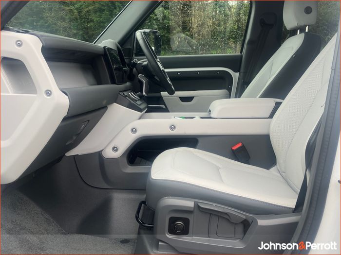Land Rover Defender 2025