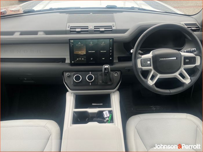 Land Rover Defender 2025