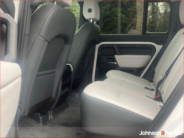 Land Rover Defender 2025