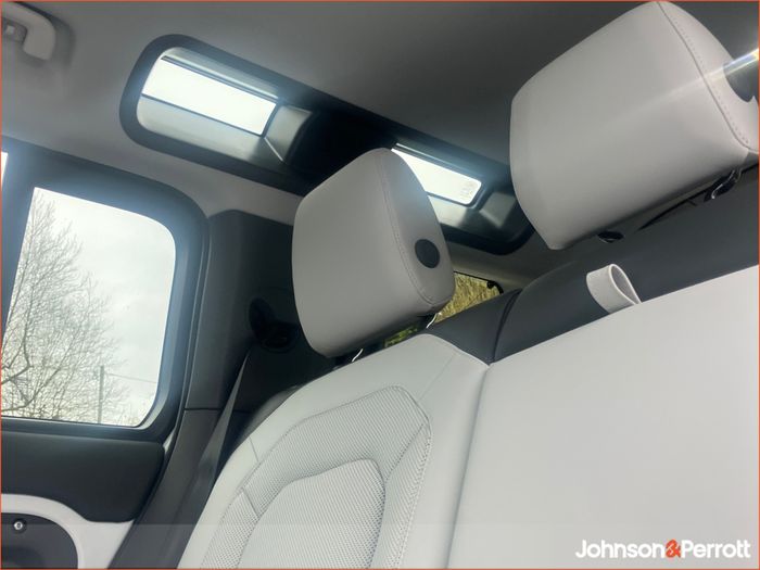 Land Rover Defender 2025