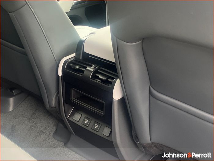 Land Rover Defender 2025