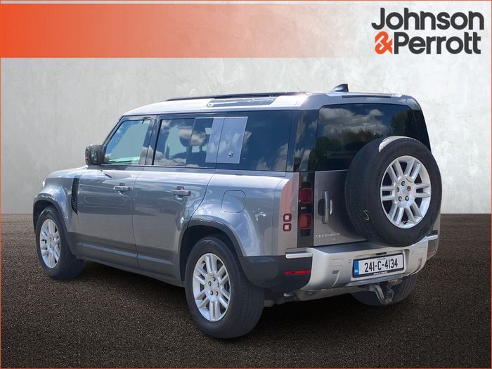 Land Rover Defender 2024