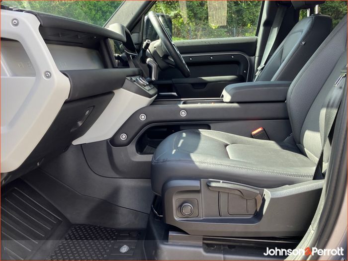 Land Rover Defender 2024
