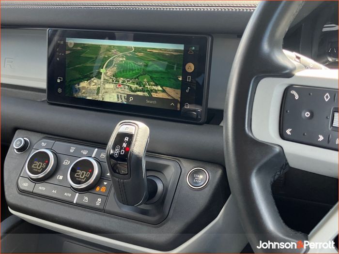 Land Rover Defender 2024