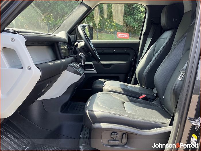 Land Rover Defender 2024