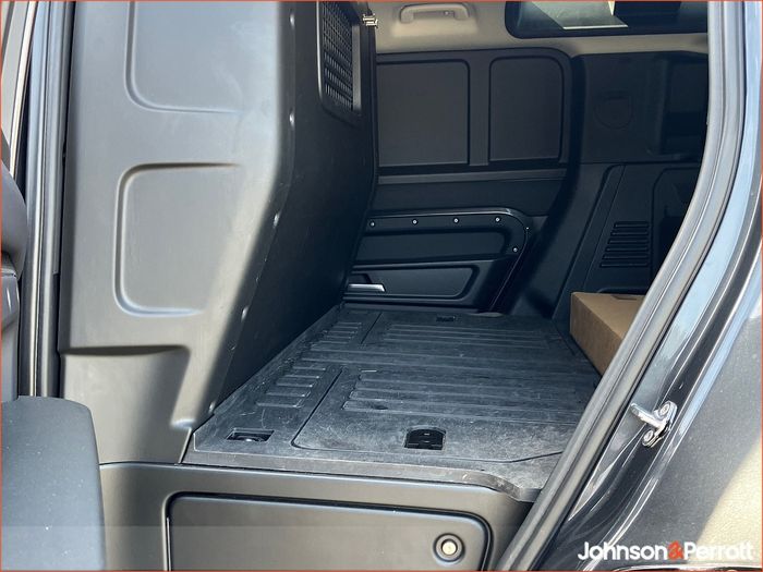 Land Rover Defender 2024