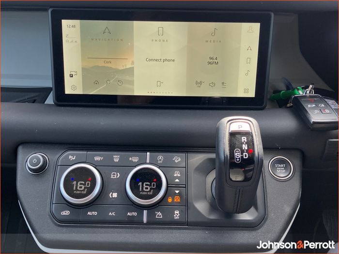 Land Rover Defender 2024