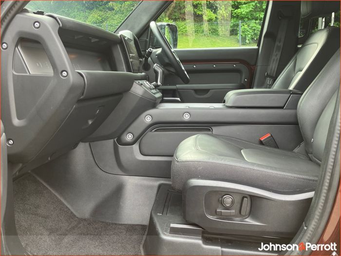 Land Rover Defender 2025