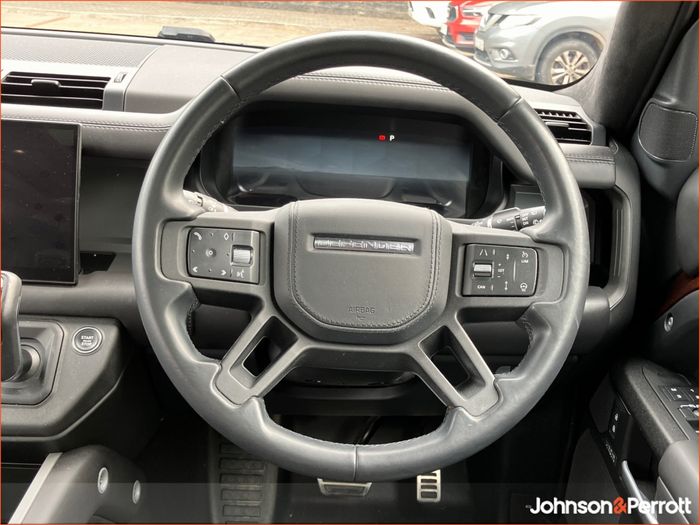 Land Rover Defender 2025