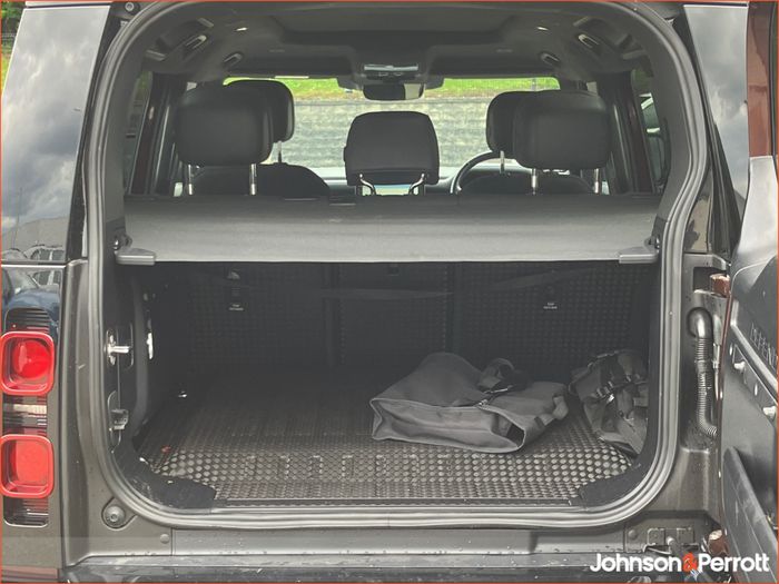 Land Rover Defender 2025
