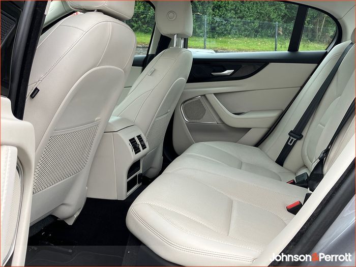 Jaguar XE 2022