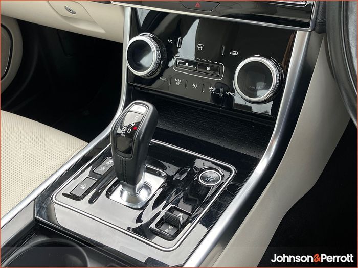 Jaguar XE 2022