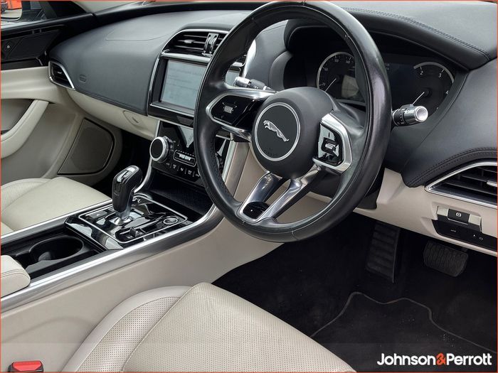 Jaguar XE 2022