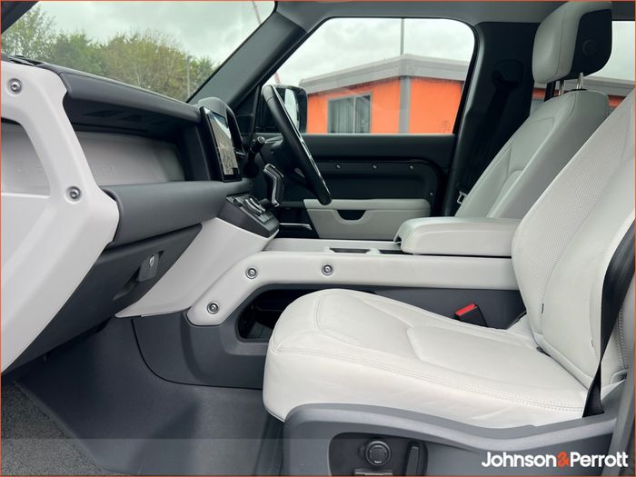 Land Rover Defender 2025