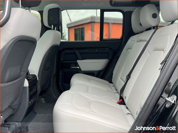 Land Rover Defender 2025
