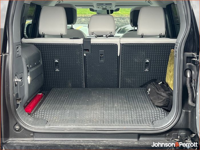 Land Rover Defender 2025