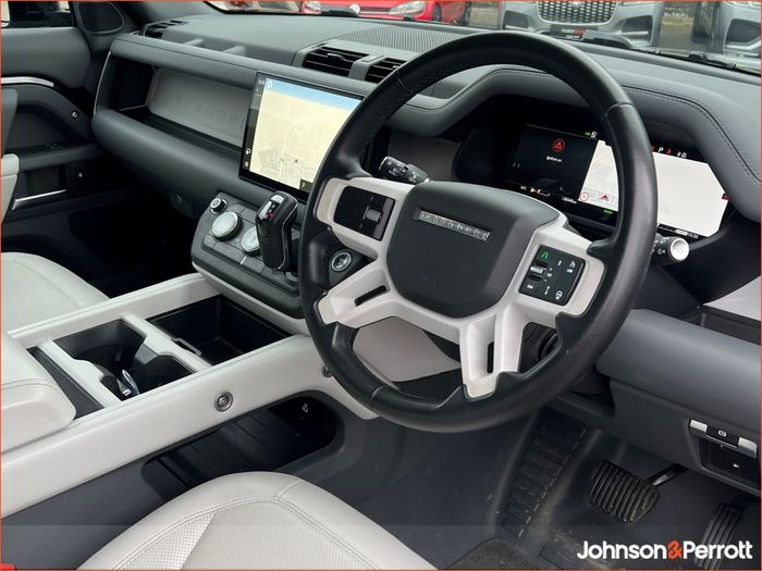 Land Rover Defender 2025