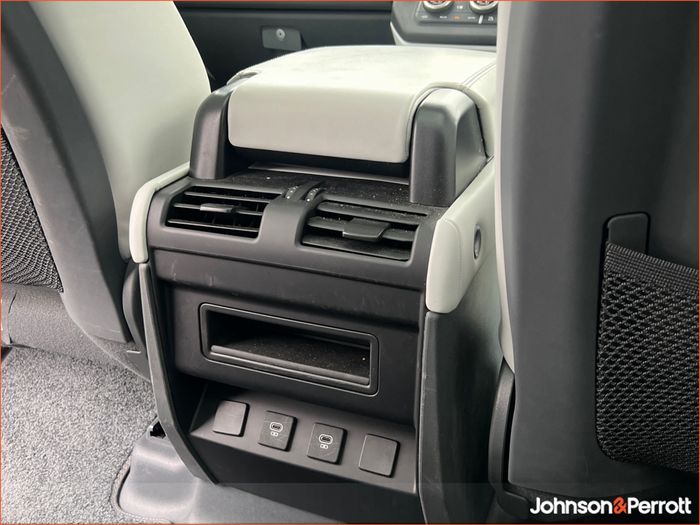 Land Rover Defender 2025