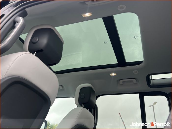 Land Rover Defender 2025