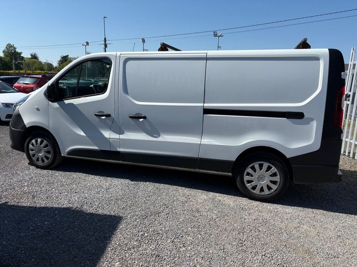 Nissan NV300 2021