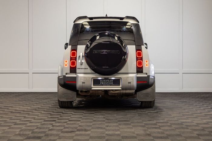 Land Rover Defender 2024