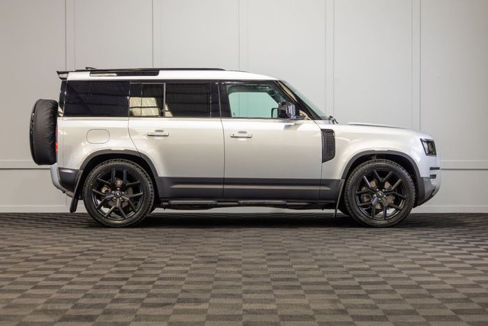 Land Rover Defender 2024