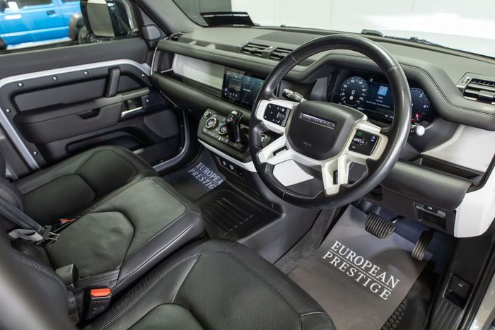 Land Rover Defender 2024