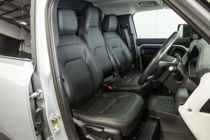 Land Rover Defender 2024