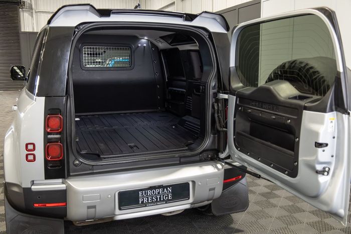 Land Rover Defender 2024
