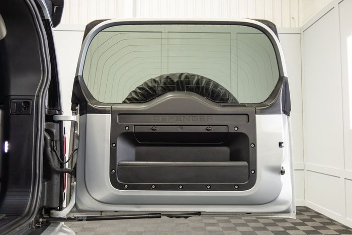 Land Rover Defender 2024