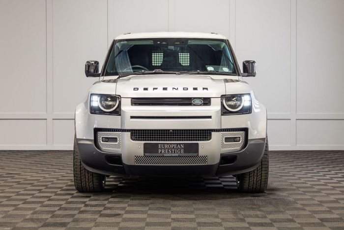 Land Rover Defender 2024