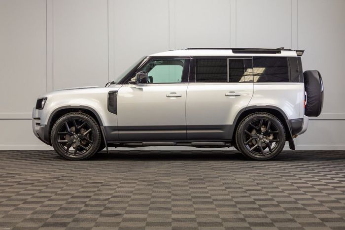 Land Rover Defender 2024