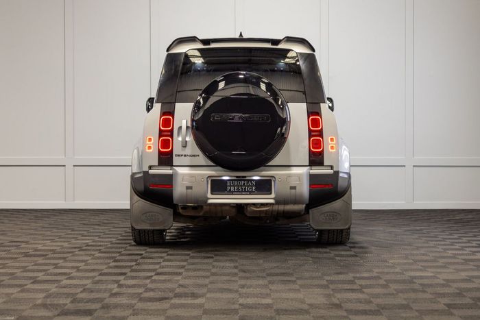 Land Rover Defender 2024