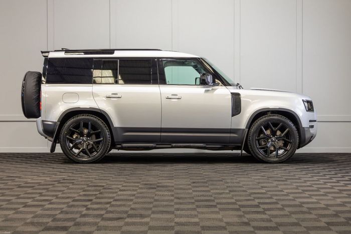 Land Rover Defender 2024