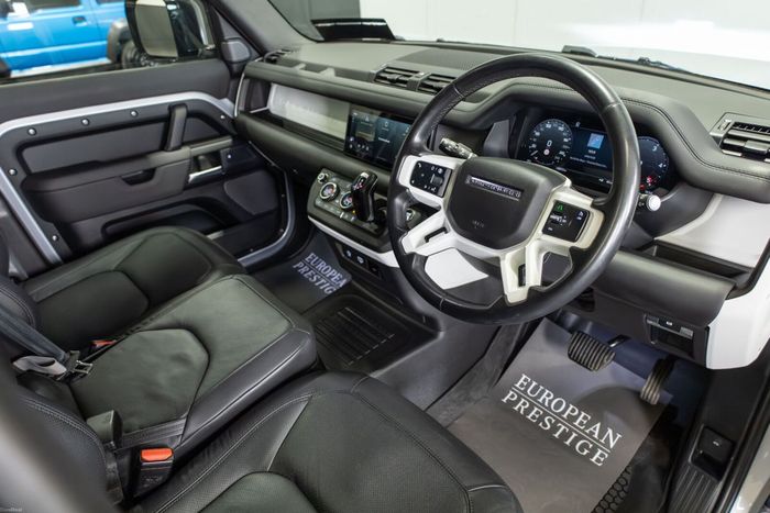 Land Rover Defender 2024