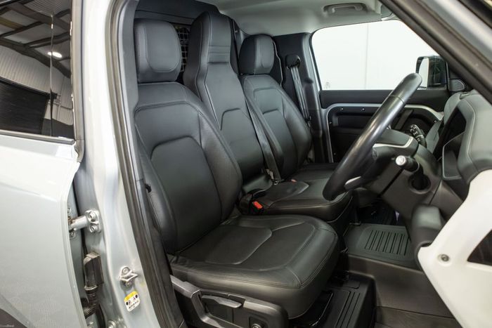 Land Rover Defender 2024
