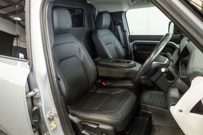 Land Rover Defender 2024