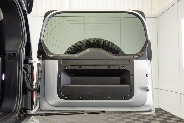 Land Rover Defender 2024