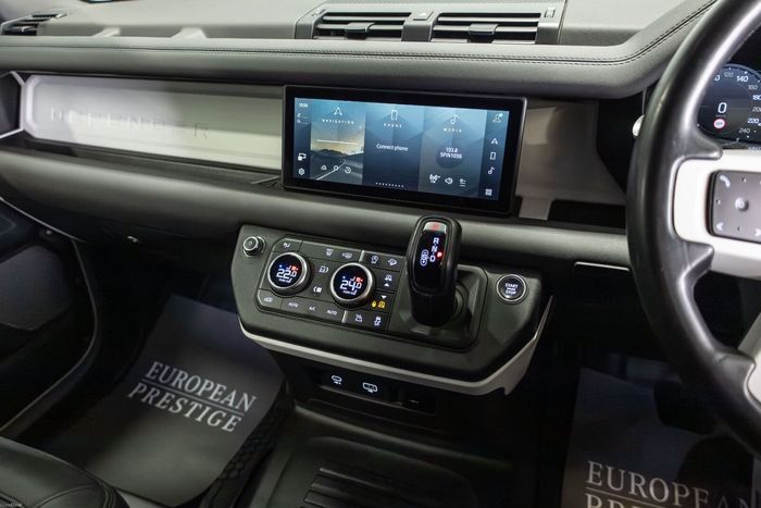Land Rover Defender 2024