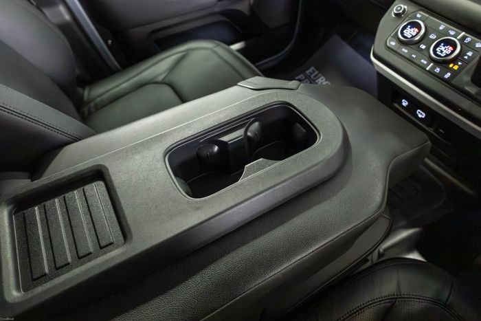 Land Rover Defender 2024
