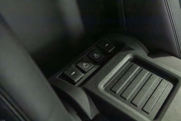 Land Rover Defender 2024
