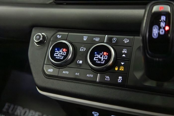 Land Rover Defender 2024