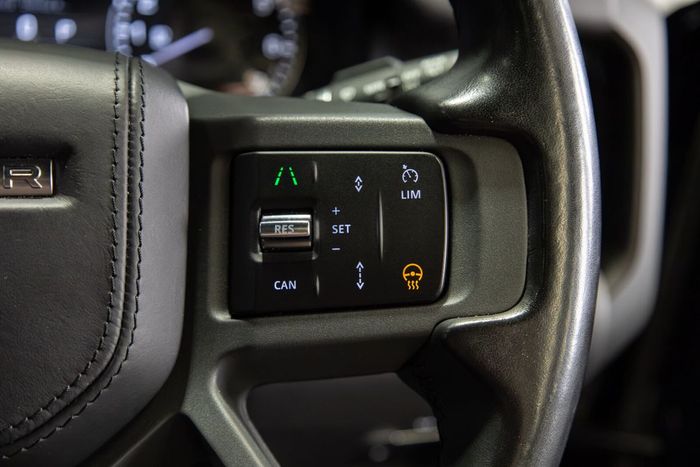 Land Rover Defender 2023