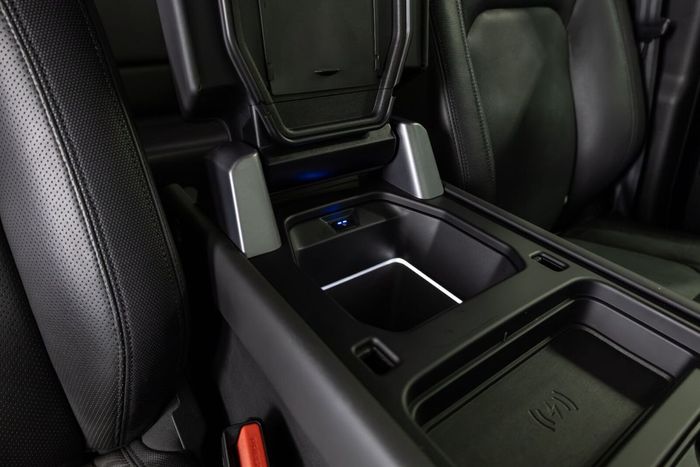 Land Rover Defender 2023