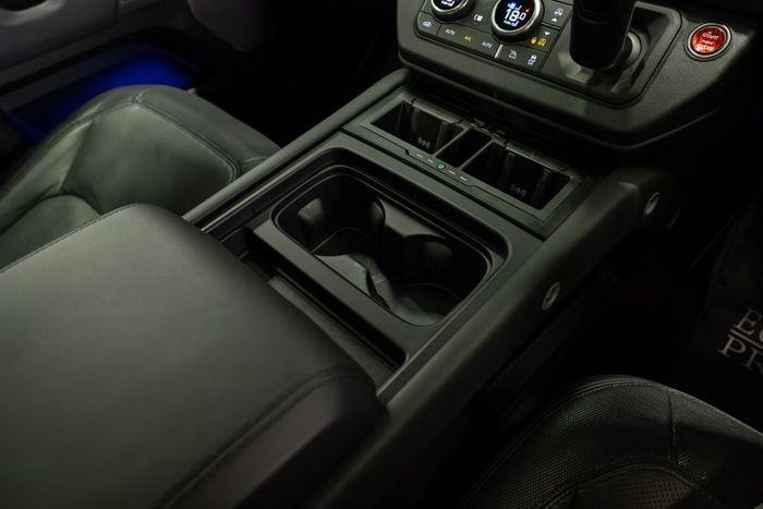 Land Rover Defender 2023