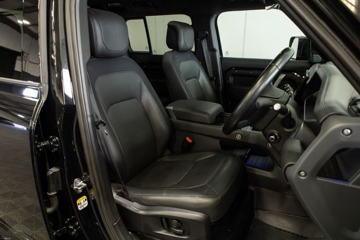 Land Rover Defender 2023