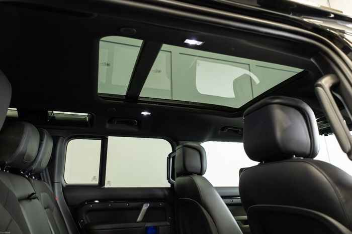 Land Rover Defender 2023