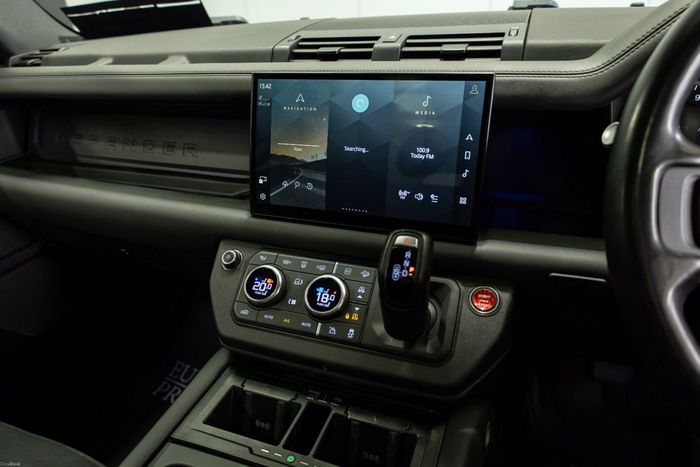 Land Rover Defender 2023